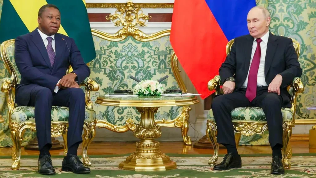 Influence russe au Togo : ce que les Togolais pensent vraiment de Moscou (Sondage exclusif)