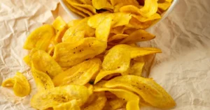 Alerte sanitaire au Ghana : le plastique dans les chips de plantain ! quel risque pour le Togo ?