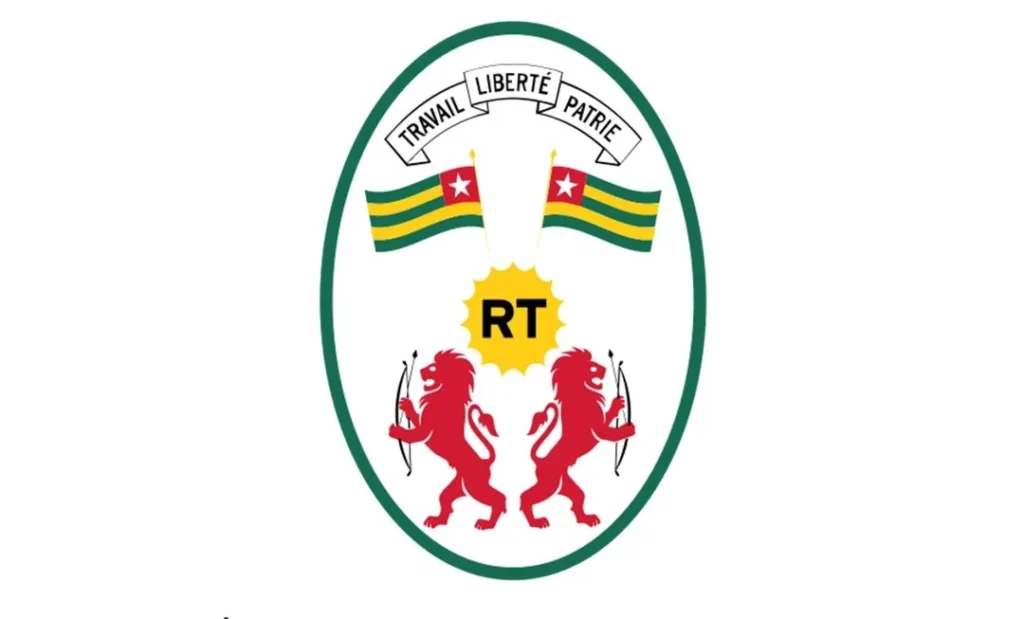Libertés, arrestations, répression… Amnesty tire la sonnette d’alarme sur le Togo Crise dans une mairie à Zio 1… Les conseillers municipaux annonce une grève… Les détails dans cette revue du 22 avril 2026… 🎤 Hook : Affaire d'inondations à Lomé… la ville passe en mode prévention 📌 Sujet : Avec la saison des pluies, Lomé passe en mode prévention. Les 13 communes ont lancé une grande opération pour éviter les inondations : curage des caniveaux, évacuation des déchets et mobilisation d’agents. Sur le terrain, comme au Boulevard Jean-Paul II dans la commune Golfe 2, les équipes nettoient en profondeur pour permettre à l’eau de circuler normalement. Objectif : éviter que les rues se transforment en piscines improvisées dès les premières pluies. L’opération est coordonnée par le District autonome du Grand Lomé, avec plusieurs acteurs impliqués pour une réponse rapide et efficace. Question de fin : Les autorités nettoient les caniveaux… mais nous, est-ce qu’on est prêts à arrêter de les boucher avec nos déchets ? Selon toi, est-ce que ça va vraiment changer la situation cette année ? 🎤 Hook : Libertés, arrestations, tensions… Amnesty International tire la sonnette d’alarme… 📌 Sujet : Dans son rapport 2025, Amnesty International dénonce une situation préoccupante des droits humains au Togo. L’ONG pointe notamment : – une restriction des libertés d’expression, avec des médias comme Radio France Internationale et France 24 suspendus, – des arrestations jugées arbitraires visant artistes et militants, – et des violences lors de manifestations, avec des accusations d’usage excessif de la force. Le rapport évoque aussi une concentration du pouvoir exécutif autour de Faure Gnassingbé, dans un contexte sécuritaire tendu, notamment dans la région des Savanes. Malgré tout, un point positif est relevé : l’adoption d’une loi sur le changement climatique en 2025. Question de fin : Quand une organisation internationale tire la sonnette d’alarme… faut-il s’inquiéter ou relativiser ? 🎤 Hook : Travailler sans être payé ? À Zio 1, les conseillers municipaux disent non… 📌 Sujet : Dans la commune de Zio 1, huit conseillers municipaux auraient décidé de suspendre leur participation aux travaux du conseil. En cause : trois mois d’indemnités impayées. Une situation inédite depuis le lancement de la décentralisation au Togo en 2019 rapporte le confrère Togo Scoop. Selon les informations, les élus concernés dénoncent un blocage qu’ils jugent illégal et injustifié, pointant du doigt la gestion locale. Et il faut le rappeler : les conseillers municipaux ne sont pas salariés. Ils vivent de petites indemnités par session pour assurer leurs missions sur le terrain. Donc quand ça ne tombe pas… eh bien, le terrain aussi s’arrête Résultat : avec 8 conseillers sur 23 en retrait, le fonctionnement du conseil municipal risque d’être fortement perturbé. Une rencontre avec le préfet a déjà eu lieu, avec des promesses de régularisation en cours. Question de fin : Pas d’indemnités, pas de travail… tu trouves ça normal ou ça met en danger la gestion des communes ? 🎤 Hook : 70 % d’occupation… et pourtant, le port ne déborde pas ! À Lomé, on a trouvé l’équilibre parfait 📌 Sujet : Le Port autonome de Lomé confirme sa montée en puissance et s’impose comme un hub stratégique en Afrique de l’Ouest. Avec un taux d’occupation des quais de 70 %, le port joue finement entre performance et flexibilité. Trop rempli, ça bloque… trop vide, ça perd de l’argent. Ici, on est pile au bon niveau pour éviter les bouchons de bateaux tout en restant rentable. L’objectif est clair : rester entre 60 % et 75 %, une zone considérée comme idéale dans le secteur maritime. Résultat ? Le port peut gérer les retards, absorber les pics d’activité et s’adapter aux imprévus sans stress. Pour aller encore plus loin, plusieurs actions sont en vue : Réduire le temps d’escale des navires, Fluidifier les opérations de manutention, Mieux organiser les arrivées Grâce à cette stratégie, le port de Lomé devient un acteur clé du commerce régional, notamment pour les pays enclavés. Question de fin : Un port bien organisé, c’est bon pour l’économie… mais est-ce que toi, tu ressens vraiment cet impact au quotidien ? C’est tout pour ce survol de l’actualité… Merci à vous de l’avoir suivi… Restez toujours connectés à Actu Lomé et n’hésitez pas à nous contacter pour tout besoin de communication…