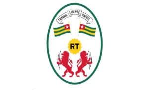 Libertés, arrestations, répression… Amnesty tire la sonnette d’alarme sur le Togo Crise dans une mairie à Zio 1… Les conseillers municipaux annonce une grève… Les détails dans cette revue du 22 avril 2026… 🎤 Hook : Affaire d'inondations à Lomé… la ville passe en mode prévention 📌 Sujet : Avec la saison des pluies, Lomé passe en mode prévention. Les 13 communes ont lancé une grande opération pour éviter les inondations : curage des caniveaux, évacuation des déchets et mobilisation d’agents. Sur le terrain, comme au Boulevard Jean-Paul II dans la commune Golfe 2, les équipes nettoient en profondeur pour permettre à l’eau de circuler normalement. Objectif : éviter que les rues se transforment en piscines improvisées dès les premières pluies. L’opération est coordonnée par le District autonome du Grand Lomé, avec plusieurs acteurs impliqués pour une réponse rapide et efficace. Question de fin : Les autorités nettoient les caniveaux… mais nous, est-ce qu’on est prêts à arrêter de les boucher avec nos déchets ? Selon toi, est-ce que ça va vraiment changer la situation cette année ? 🎤 Hook : Libertés, arrestations, tensions… Amnesty International tire la sonnette d’alarme… 📌 Sujet : Dans son rapport 2025, Amnesty International dénonce une situation préoccupante des droits humains au Togo. L’ONG pointe notamment : – une restriction des libertés d’expression, avec des médias comme Radio France Internationale et France 24 suspendus, – des arrestations jugées arbitraires visant artistes et militants, – et des violences lors de manifestations, avec des accusations d’usage excessif de la force. Le rapport évoque aussi une concentration du pouvoir exécutif autour de Faure Gnassingbé, dans un contexte sécuritaire tendu, notamment dans la région des Savanes. Malgré tout, un point positif est relevé : l’adoption d’une loi sur le changement climatique en 2025. Question de fin : Quand une organisation internationale tire la sonnette d’alarme… faut-il s’inquiéter ou relativiser ? 🎤 Hook : Travailler sans être payé ? À Zio 1, les conseillers municipaux disent non… 📌 Sujet : Dans la commune de Zio 1, huit conseillers municipaux auraient décidé de suspendre leur participation aux travaux du conseil. En cause : trois mois d’indemnités impayées. Une situation inédite depuis le lancement de la décentralisation au Togo en 2019 rapporte le confrère Togo Scoop. Selon les informations, les élus concernés dénoncent un blocage qu’ils jugent illégal et injustifié, pointant du doigt la gestion locale. Et il faut le rappeler : les conseillers municipaux ne sont pas salariés. Ils vivent de petites indemnités par session pour assurer leurs missions sur le terrain. Donc quand ça ne tombe pas… eh bien, le terrain aussi s’arrête Résultat : avec 8 conseillers sur 23 en retrait, le fonctionnement du conseil municipal risque d’être fortement perturbé. Une rencontre avec le préfet a déjà eu lieu, avec des promesses de régularisation en cours. Question de fin : Pas d’indemnités, pas de travail… tu trouves ça normal ou ça met en danger la gestion des communes ? 🎤 Hook : 70 % d’occupation… et pourtant, le port ne déborde pas ! À Lomé, on a trouvé l’équilibre parfait 📌 Sujet : Le Port autonome de Lomé confirme sa montée en puissance et s’impose comme un hub stratégique en Afrique de l’Ouest. Avec un taux d’occupation des quais de 70 %, le port joue finement entre performance et flexibilité. Trop rempli, ça bloque… trop vide, ça perd de l’argent. Ici, on est pile au bon niveau pour éviter les bouchons de bateaux tout en restant rentable. L’objectif est clair : rester entre 60 % et 75 %, une zone considérée comme idéale dans le secteur maritime. Résultat ? Le port peut gérer les retards, absorber les pics d’activité et s’adapter aux imprévus sans stress. Pour aller encore plus loin, plusieurs actions sont en vue : Réduire le temps d’escale des navires, Fluidifier les opérations de manutention, Mieux organiser les arrivées Grâce à cette stratégie, le port de Lomé devient un acteur clé du commerce régional, notamment pour les pays enclavés. Question de fin : Un port bien organisé, c’est bon pour l’économie… mais est-ce que toi, tu ressens vraiment cet impact au quotidien ? C’est tout pour ce survol de l’actualité… Merci à vous de l’avoir suivi… Restez toujours connectés à Actu Lomé et n’hésitez pas à nous contacter pour tout besoin de communication…