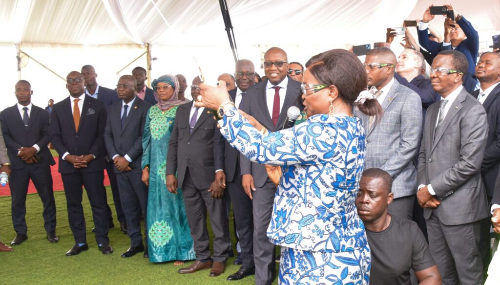 Suivant la tradition Mme Kassah Traore a casse la bouteille de champagne sur la coque du tunnelier. Texte Melissa photoONOUADJE 2048x1165 1