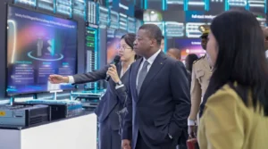 Togo : Faure Gnassingbé visite un mall de robots